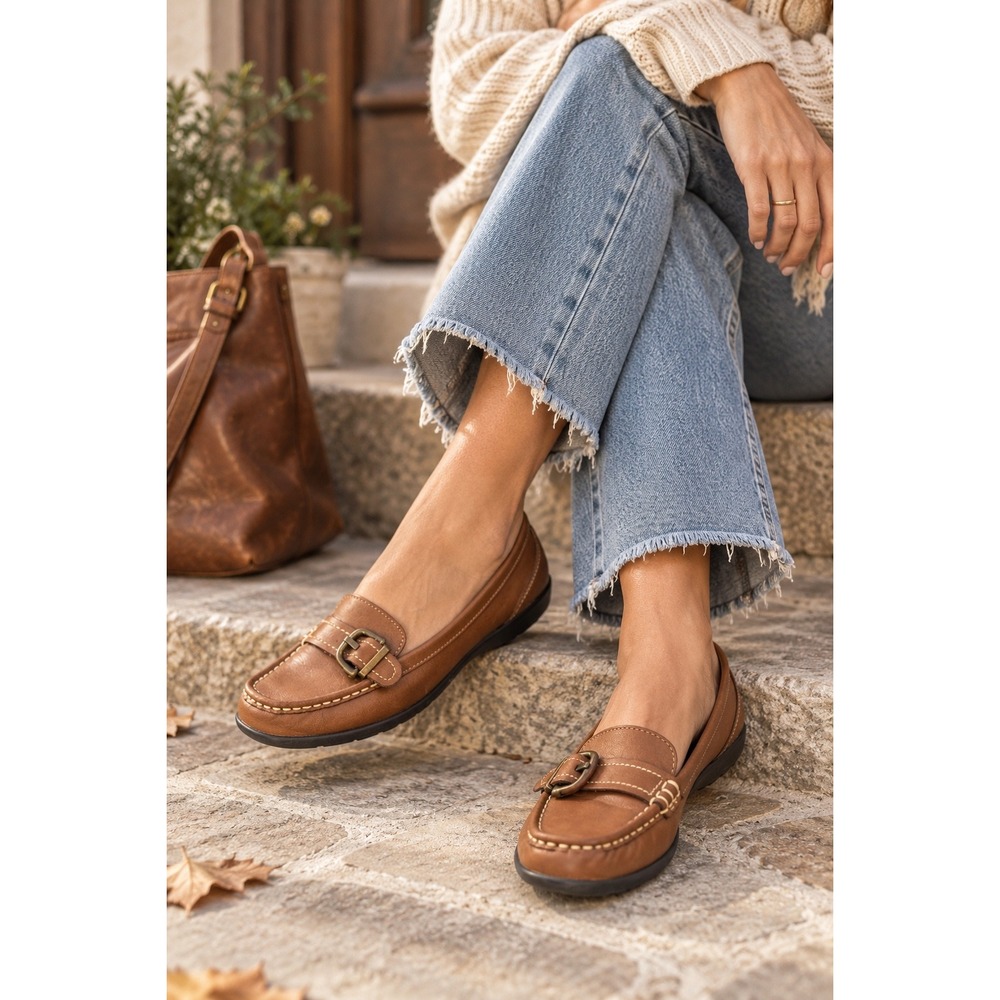 Thom McAn Women's 7.5W Brown Leather Buckle Loafers Moc Toe Vintage Preppy